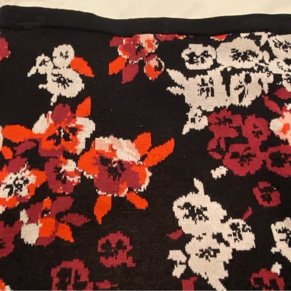 Sweater pencil skirt with red & white flowers - Picture 3 of 6